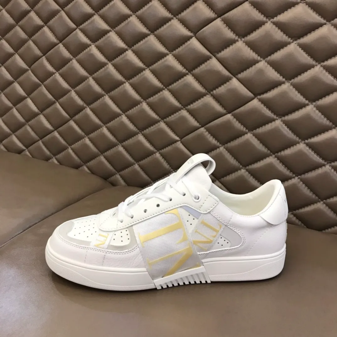 p440 "Valentin*" new spring and summer calfskin lace-up sneakers. No man should be able to refuse these shoes. The classic color scheme is so handsome! Purchase a high-precision replica of the original version to instantly sell off the market currency! 6 VLTN logo rubber effect straps - Valentino Garavani Logo printed on the back and tongue, all materials are customized to ensure quality! Size: 38-44